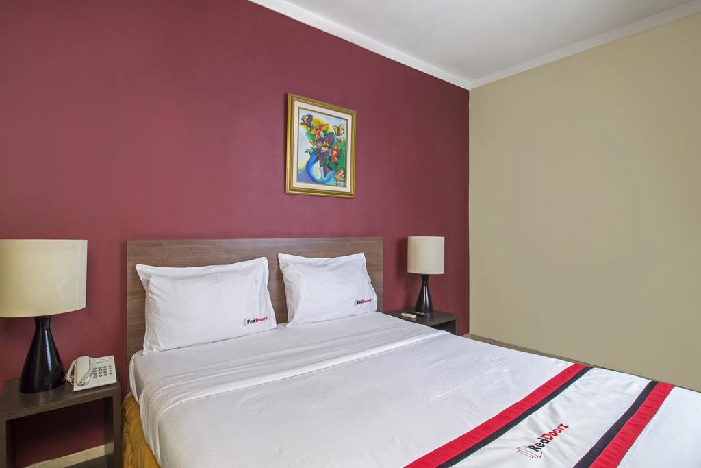 Отель Reddoorz Premium @ Thamrin Kebon Sirih Джакарта Экстерьер фото