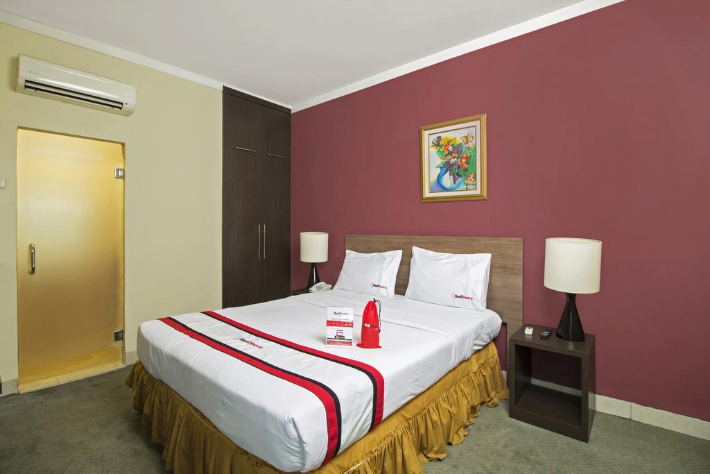 Отель Reddoorz Premium @ Thamrin Kebon Sirih Джакарта Экстерьер фото