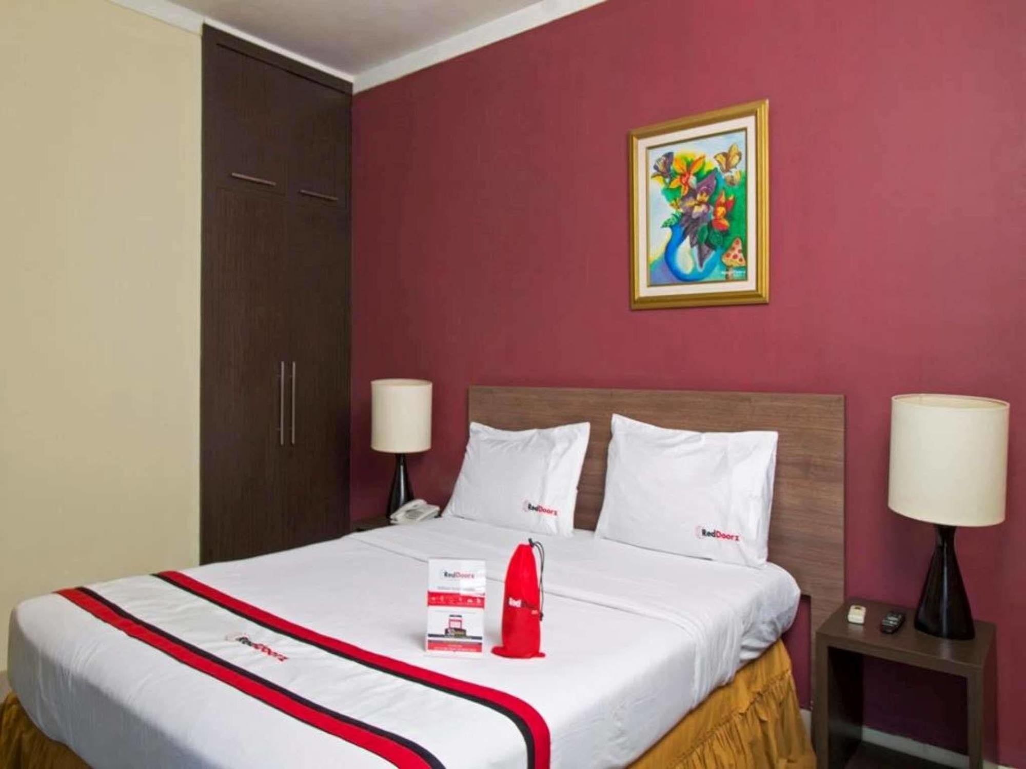 Отель Reddoorz Premium @ Thamrin Kebon Sirih Джакарта Экстерьер фото
