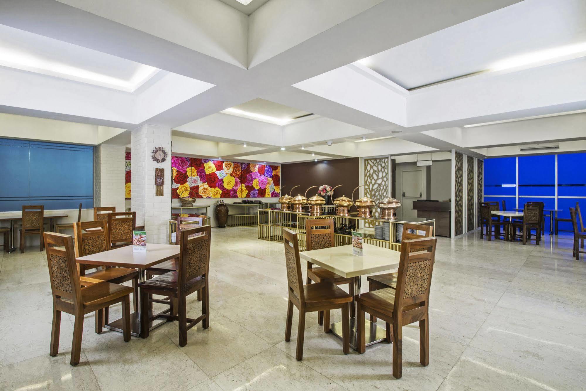 Отель Reddoorz Premium @ Thamrin Kebon Sirih Джакарта Экстерьер фото