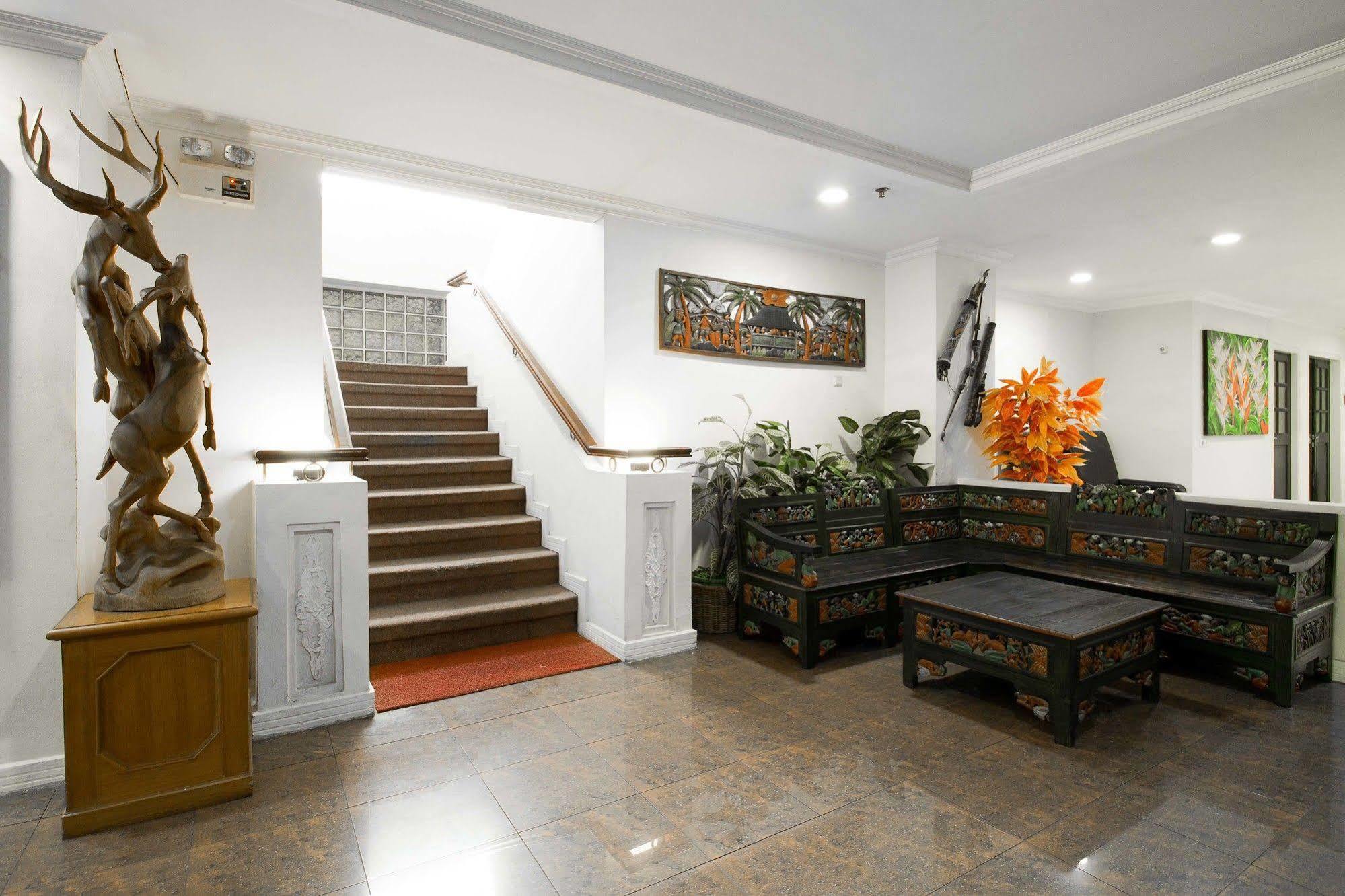 Отель Reddoorz Premium @ Thamrin Kebon Sirih Джакарта Экстерьер фото