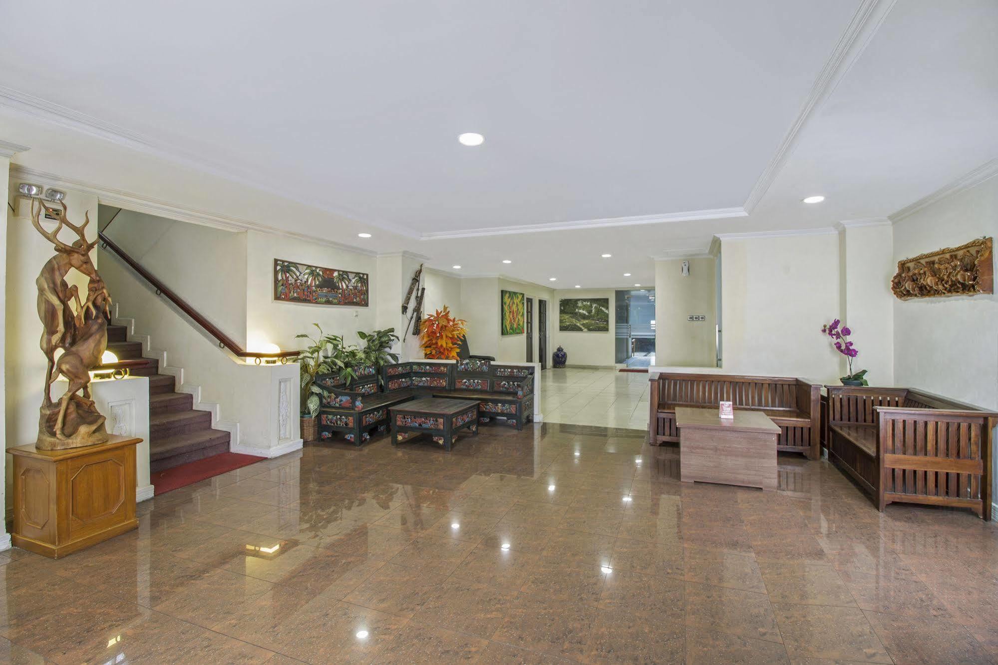 Отель Reddoorz Premium @ Thamrin Kebon Sirih Джакарта Экстерьер фото