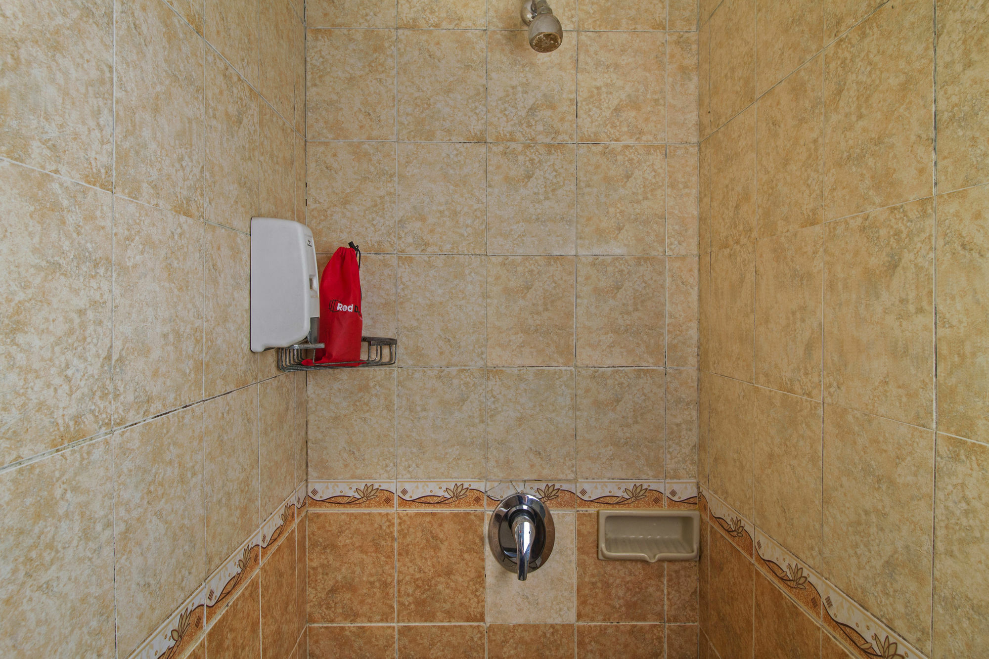 Отель Reddoorz Premium @ Thamrin Kebon Sirih Джакарта Экстерьер фото